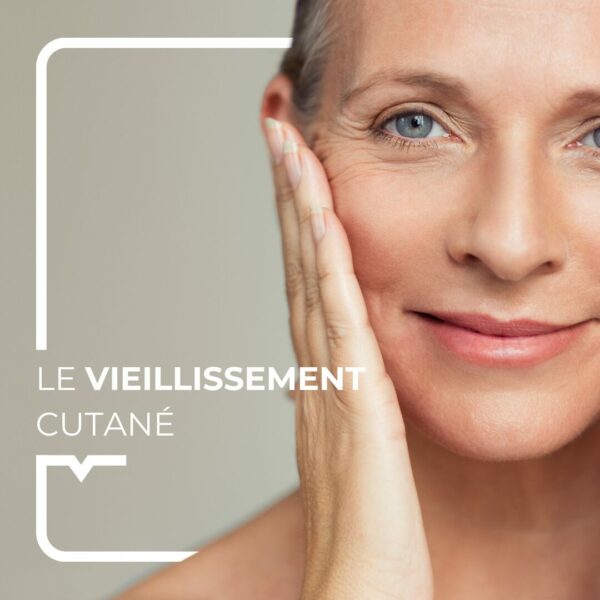 Femme âgée avec une main sur sa tête
