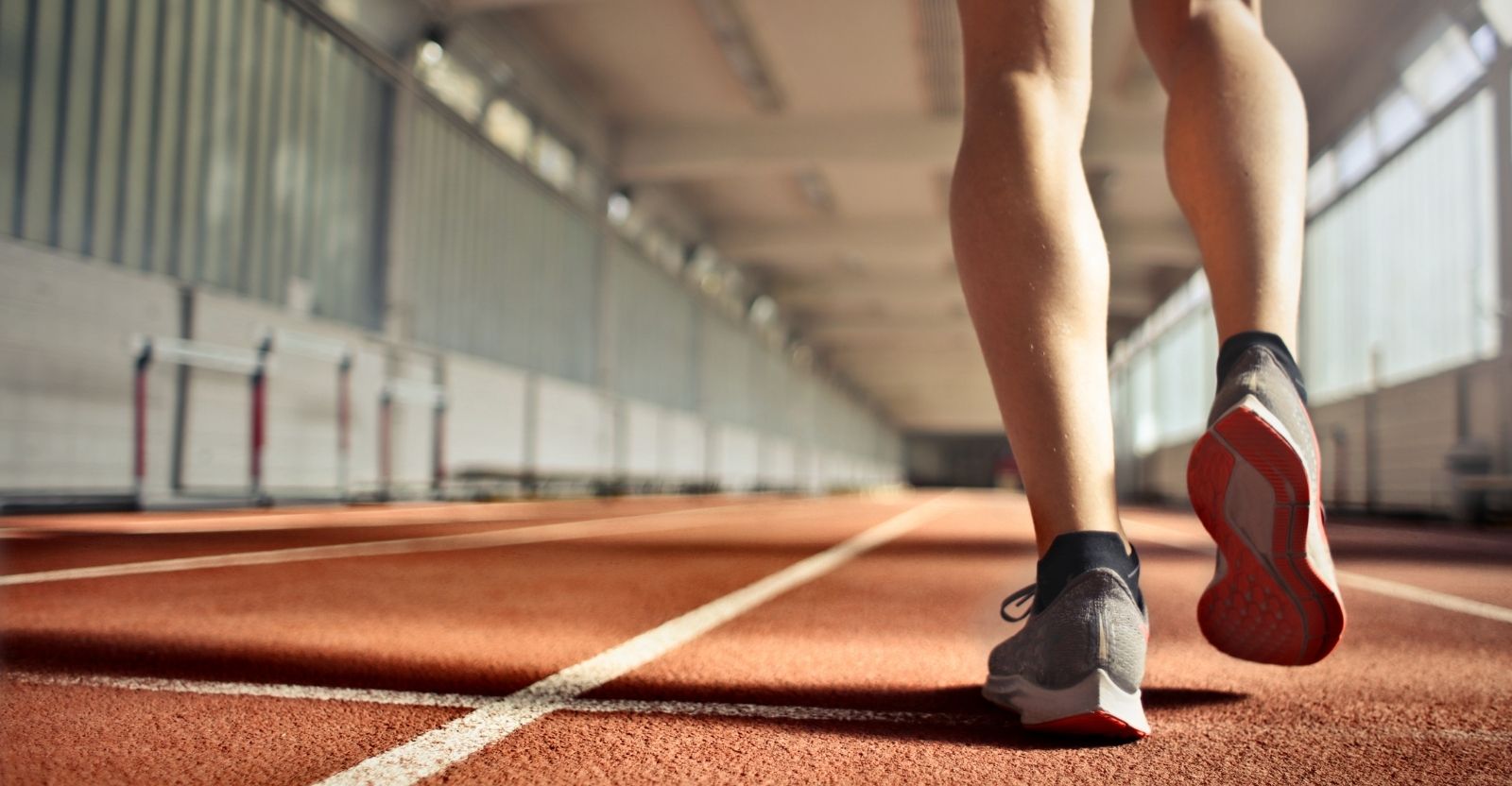 pieds d'un coureur avec des chaussures de sport