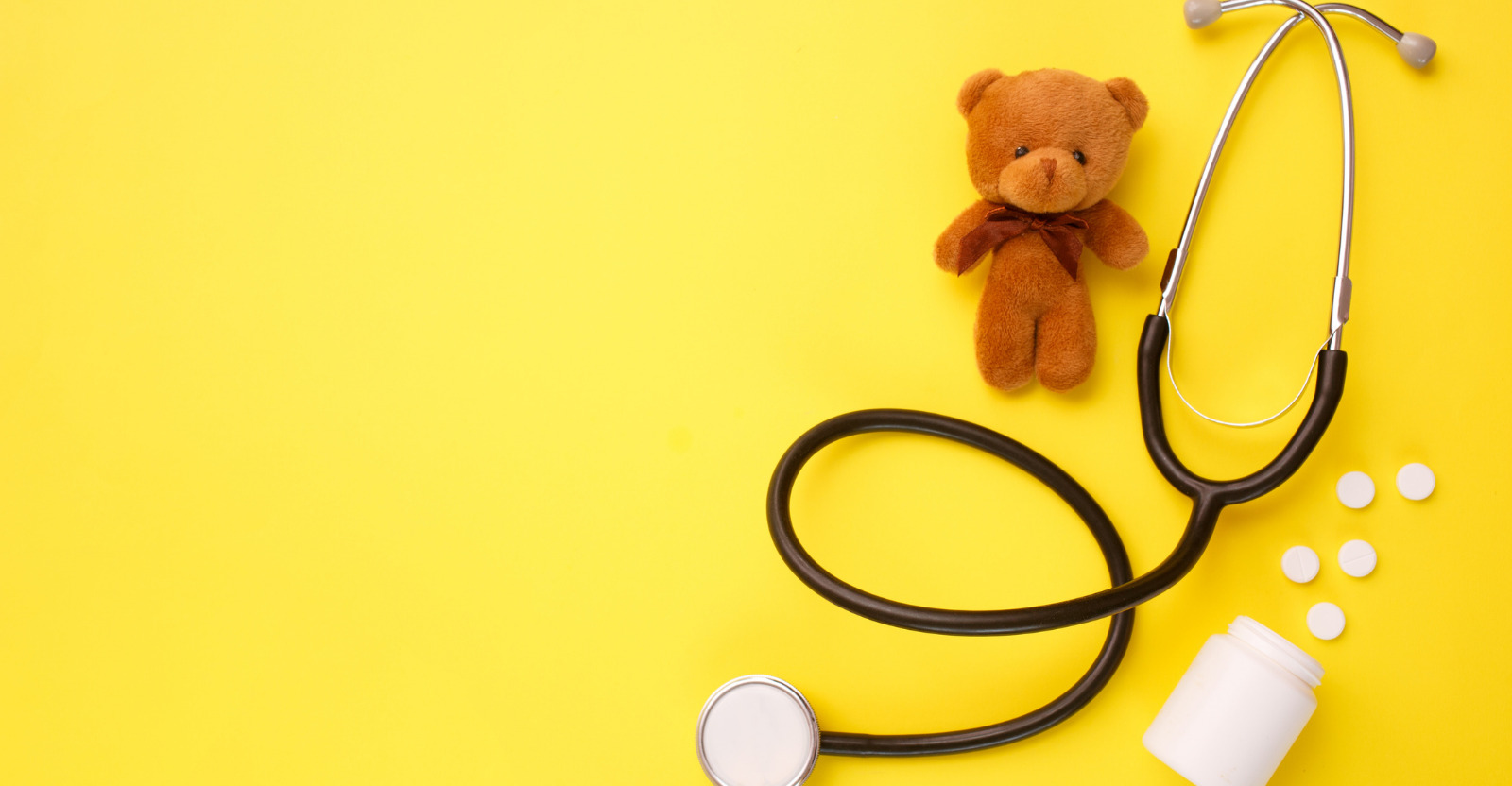 stéthoscope avec un nounours et des médicaments