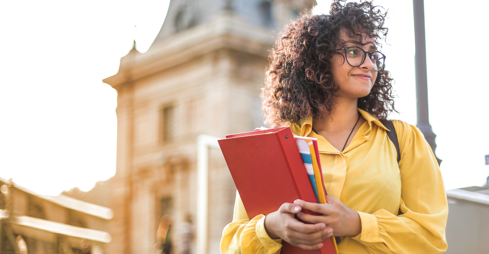 femme étudiante qui tient des livre dans ses mains