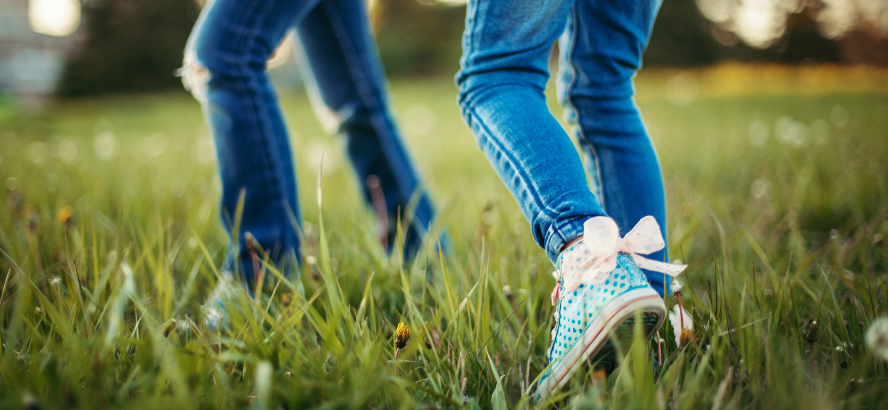 pieds d'enfants marchant dans l'herbe