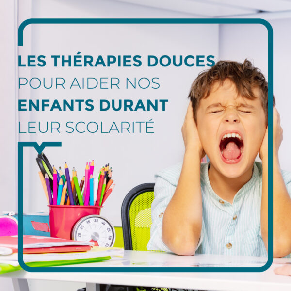 enfant qui crie et qui se recouvre les oreilles pour ne pas entendre