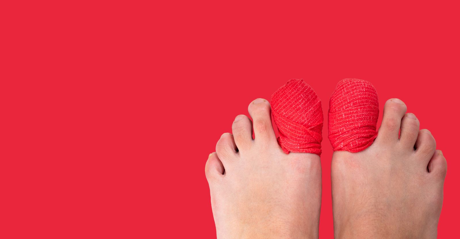 ongles des orteils bandés en rouge sur fond rouge