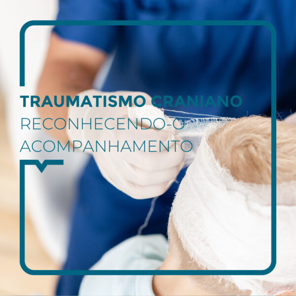 Médico enfaixa a cabeça de um paciente com traumatismo craniano