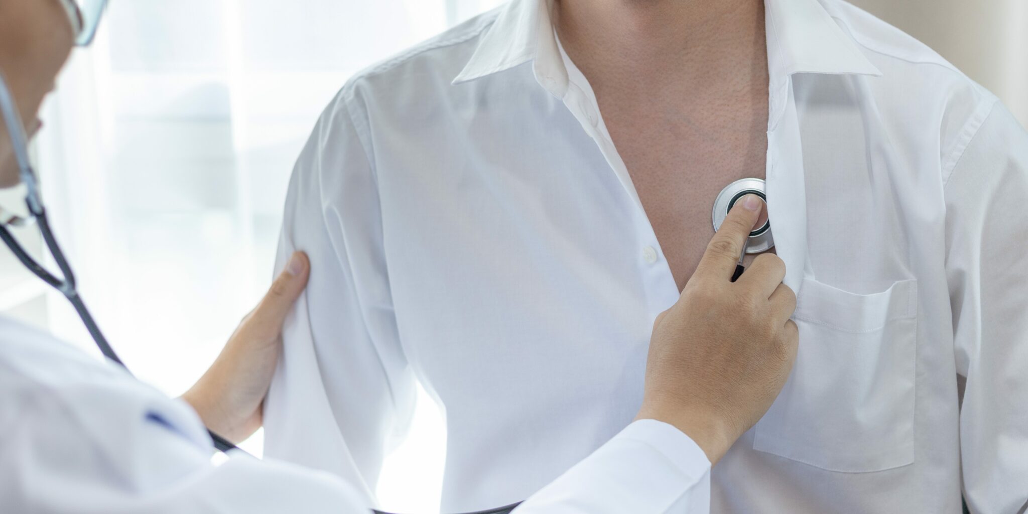 Patient qui est en train d'être ausculté du cœur