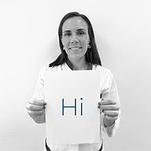 Dr Sara Azevedo holding a white paper saying Hi