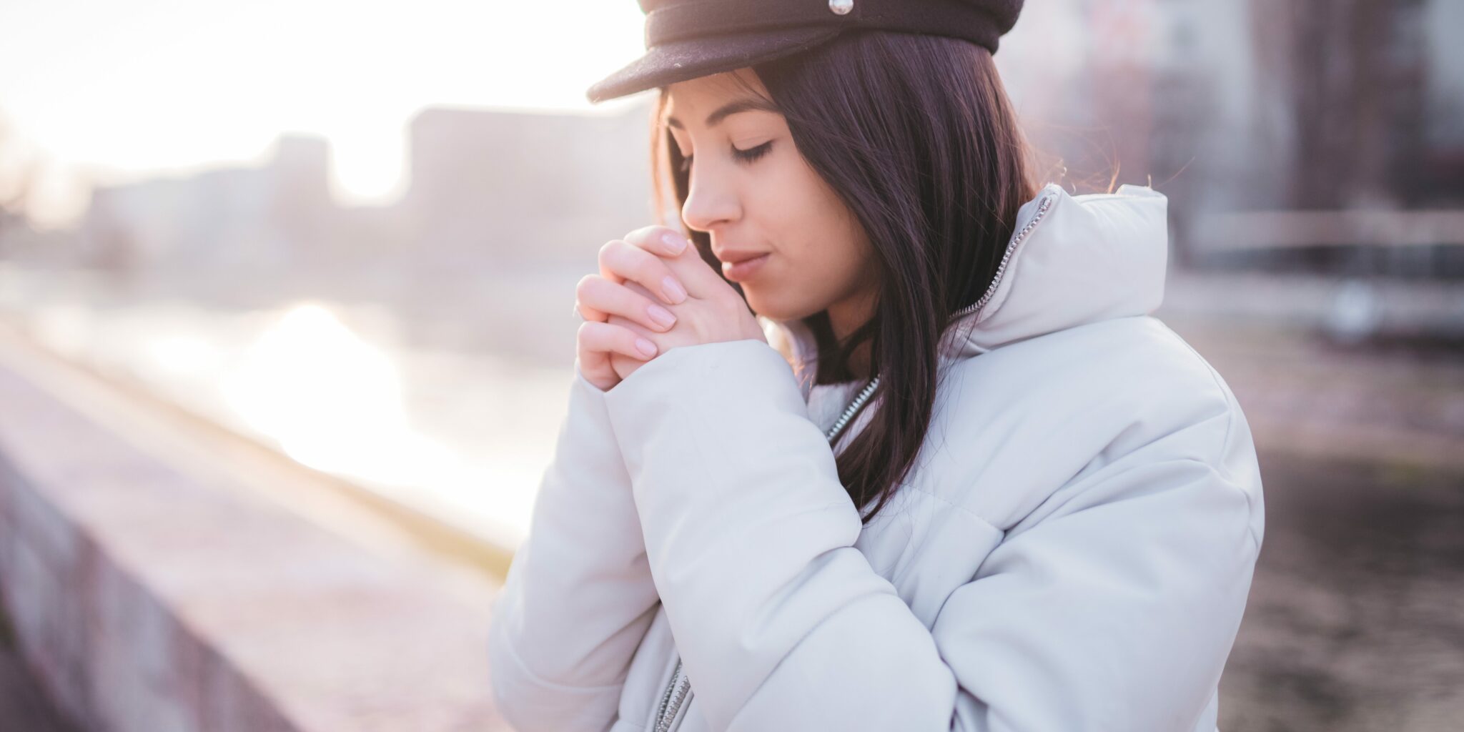 Femme qui se frotte les mains en étant à l'extérieur