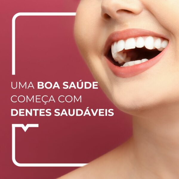 Mulher num fundo vermelho com belos dentes e um belo sorriso
