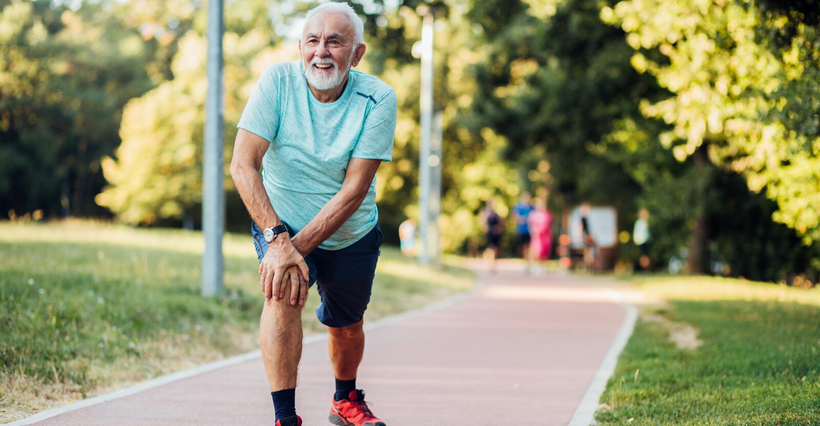 Vieux monsieur pratiquant du sport