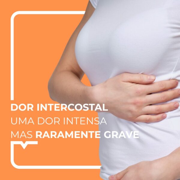 mulher com dor intercostal