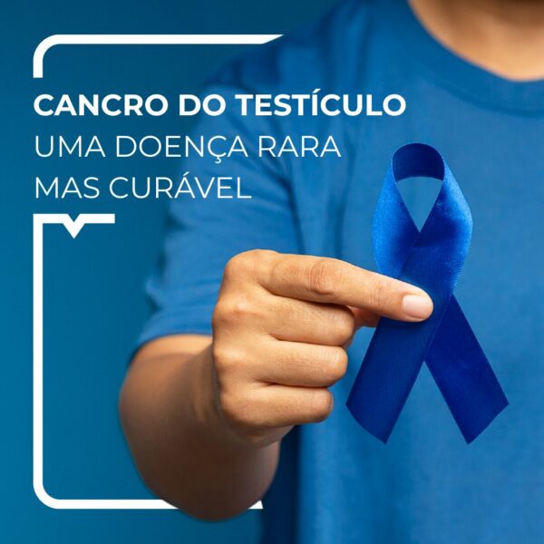 homem a segurar um laço azul