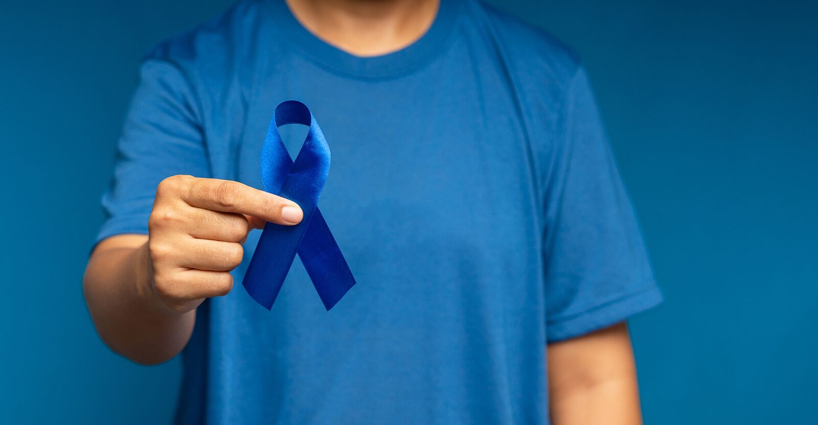 homme tenant un ruban bleu