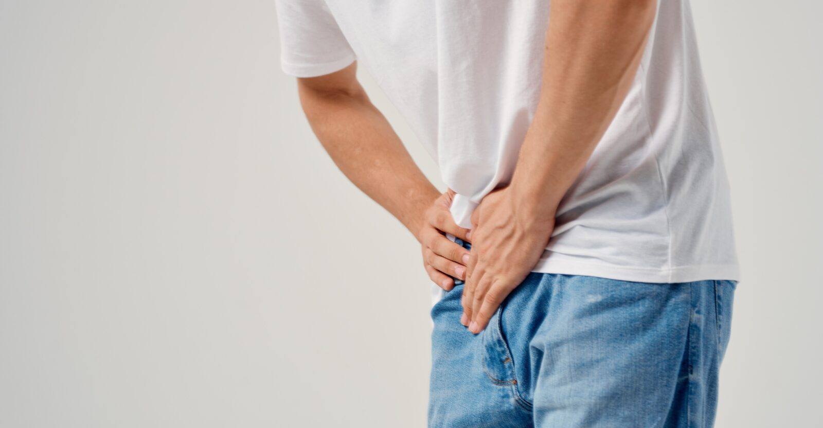 hommes souffrant de douleurs sous la vessie