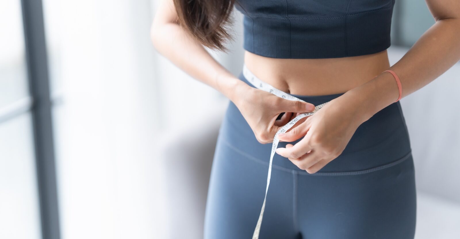 Une femme qui prend ses mensurations